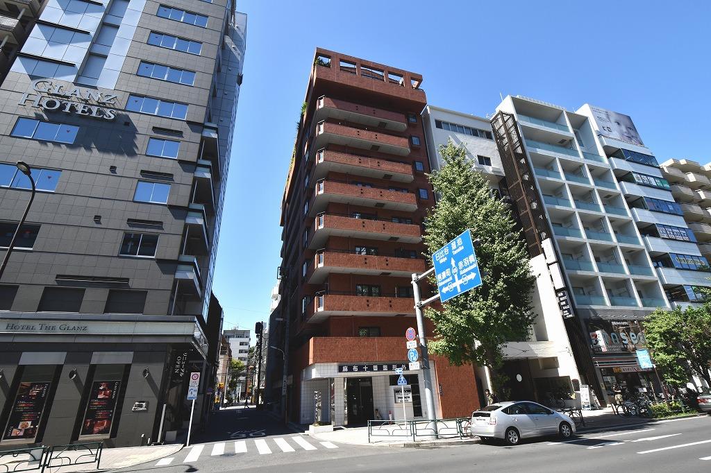 New Azabu Apartments for Simple Design