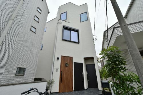 Exterior of evergreen sangentyaya
