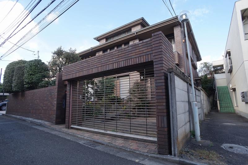 Nakamachi L House