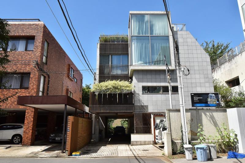 Exterior of Motoazabu Twins