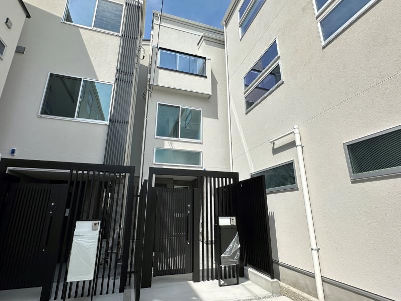 Exterior of Luxsis Minami-azabu six period C