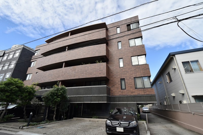 Exterior of Grand Eclairer Shirokane