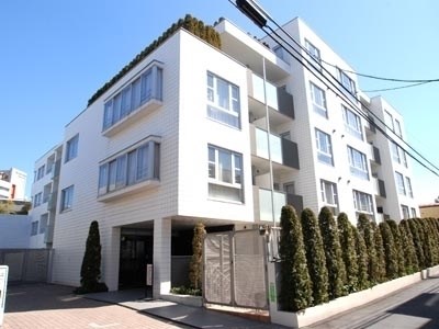 Exterior of D'Cradia Jingu Gaien Hivally